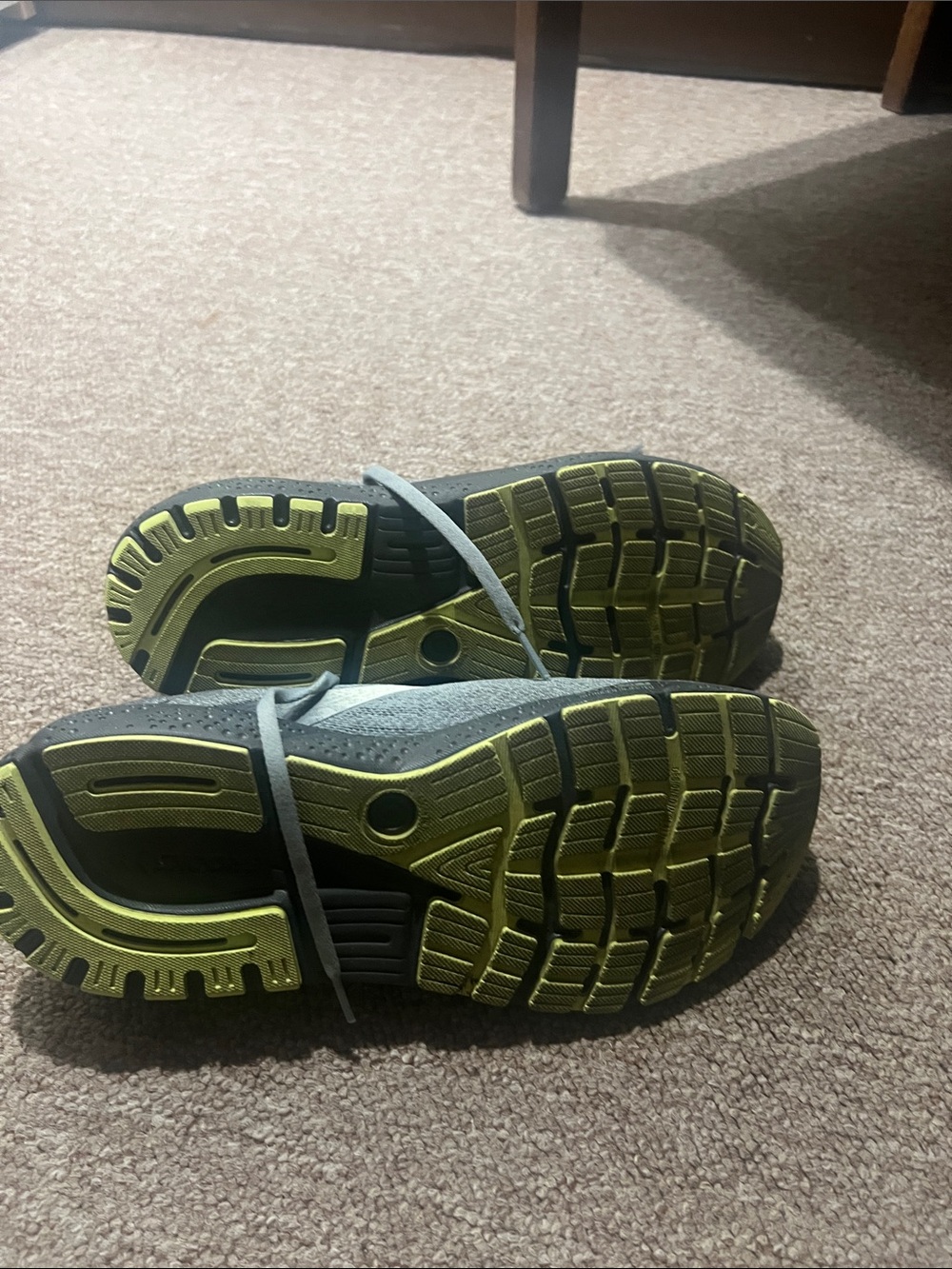 Brooks NEVER BEEN WORMen's Gray Athletic Running Shoes with Subtle Yellow Accent - Picture 3 of 4